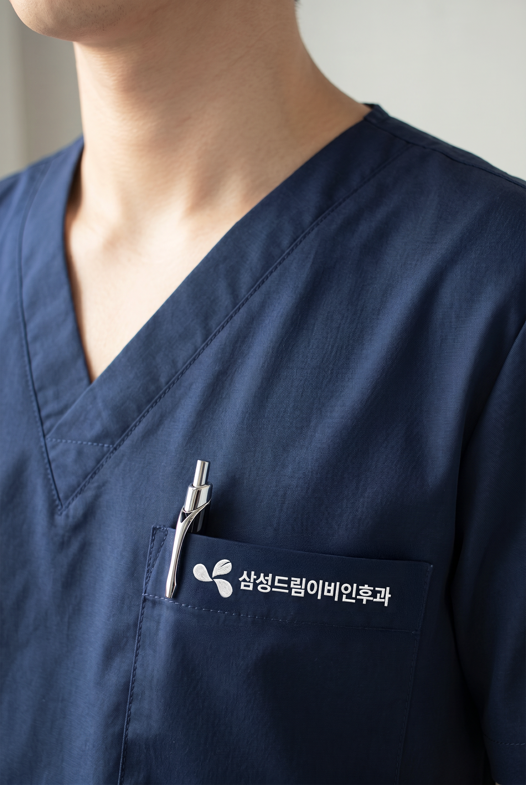 삼성드림이비인후과 로고가 새겨진 의료진 가운